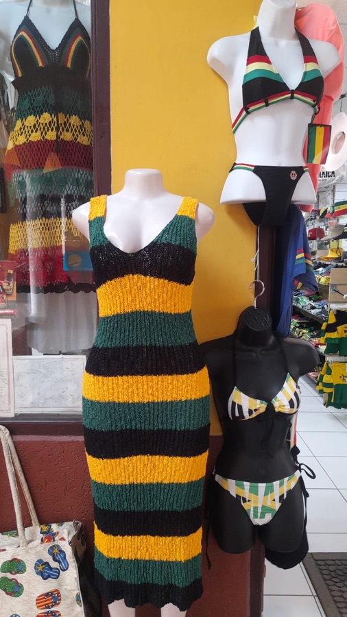 Robe tricotée à la main et présentoir de maillots Jamaïque sur mannequin