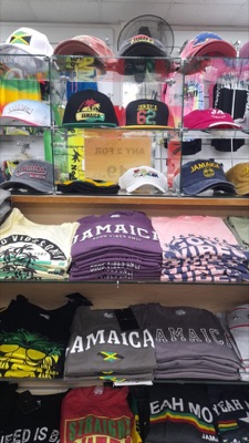 Scaffali di cappelli e t-shirt Good Vibes