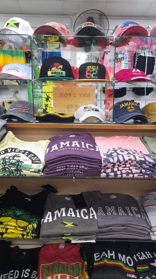 Étagères de casquettes et t-shirts Good Vibes