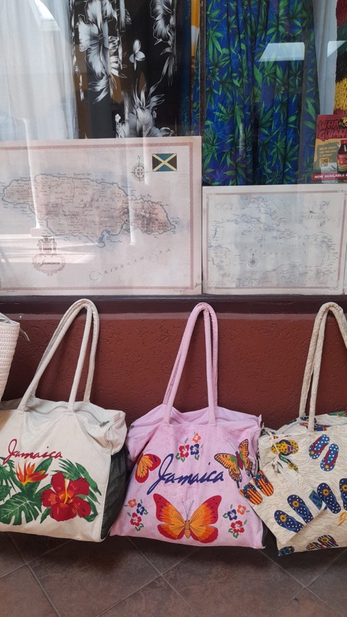 Sacs de plage Jamaïque devant carte de l'île
