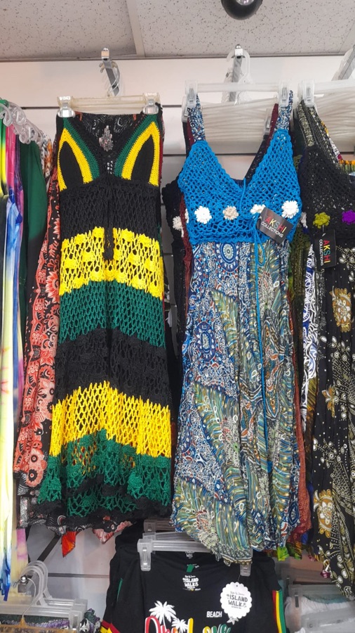 Robes au crochet artisanales aux couleurs Rasta