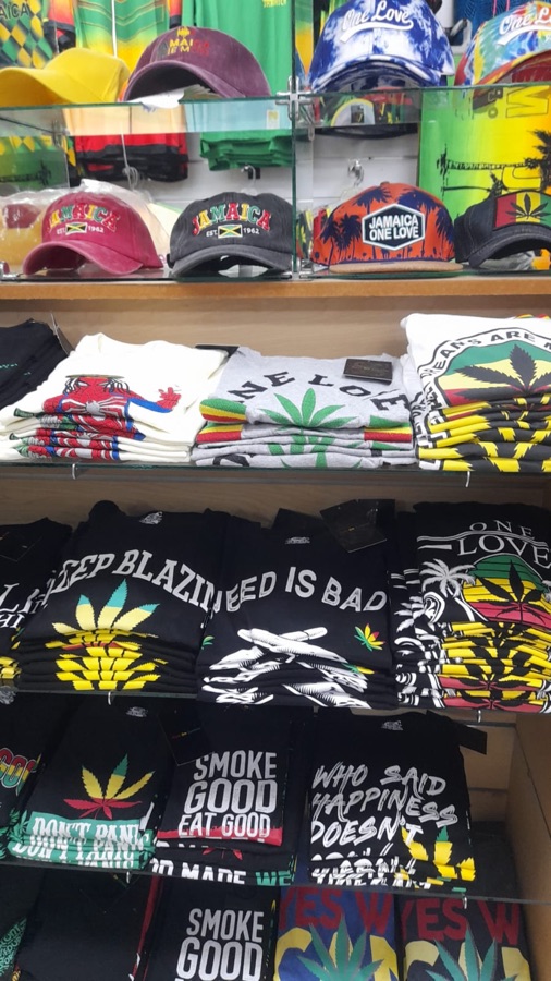 Étagères de t-shirts Rasta et One Love