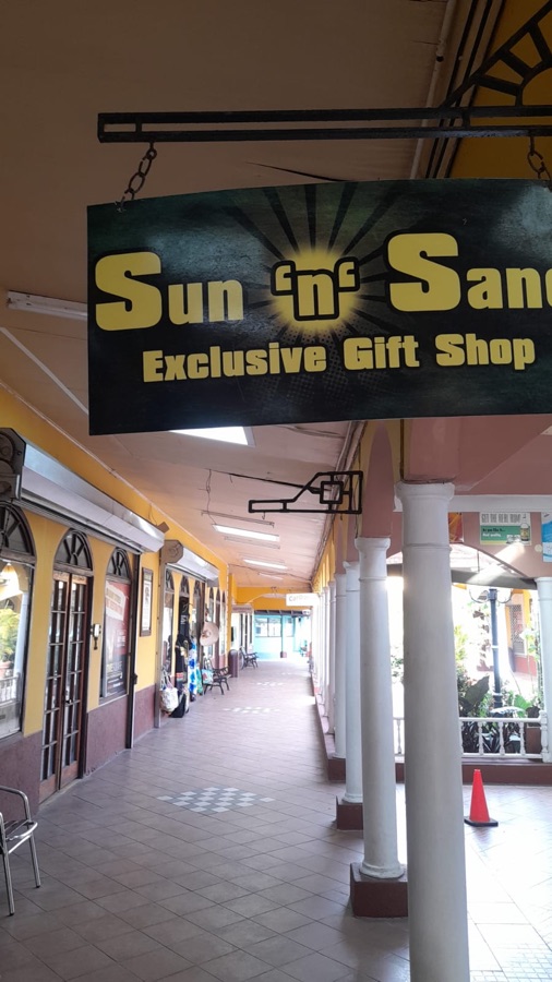 Enseigne Sun 'n' Sand au Time Square Mall, Negril