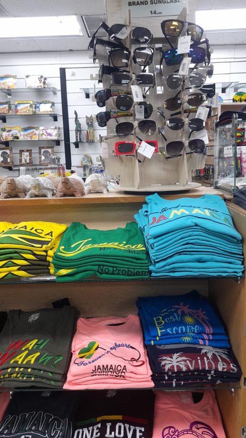 Présentoir de lunettes de soleil sur t-shirts pliés