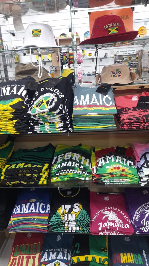 Mur de t-shirts et casquettes thème Jamaïque