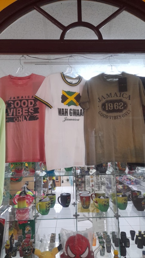 T-shirts suspendus au-dessus d'une vitrine de tasses